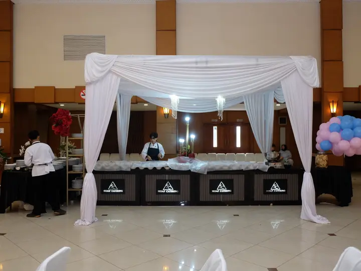 Penyajian katering prasmanan dan live cooking stall oleh tim dapur Kanaya