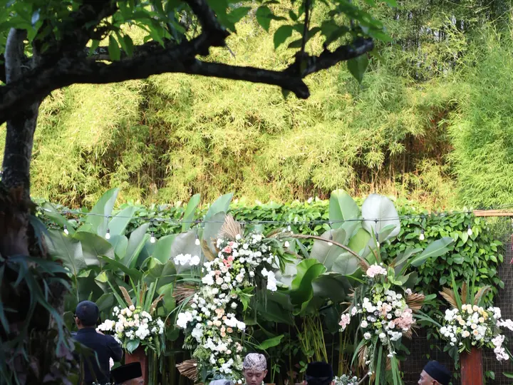 Suasana khidmat prosesi akad nikah di area taman outdoor Kanaya