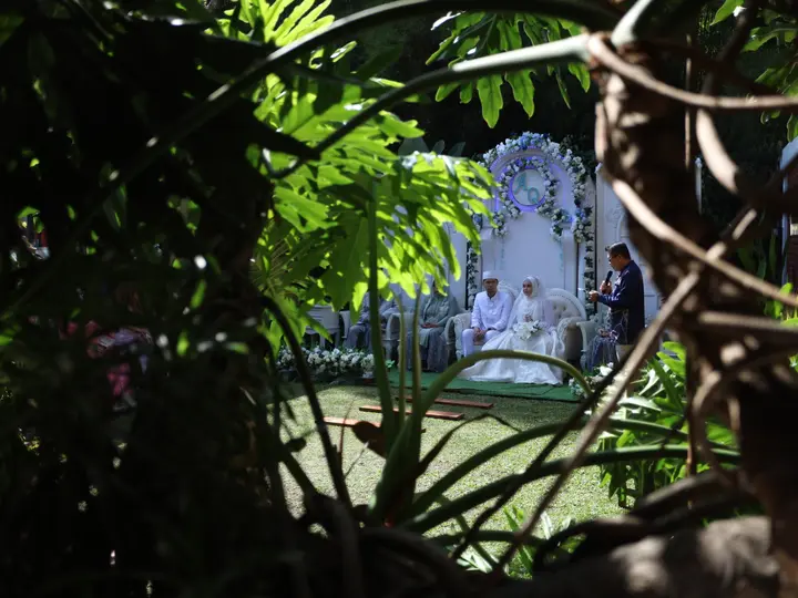 Prosesi resepsi pernikahan di pelaminan outdoor taman Kanaya