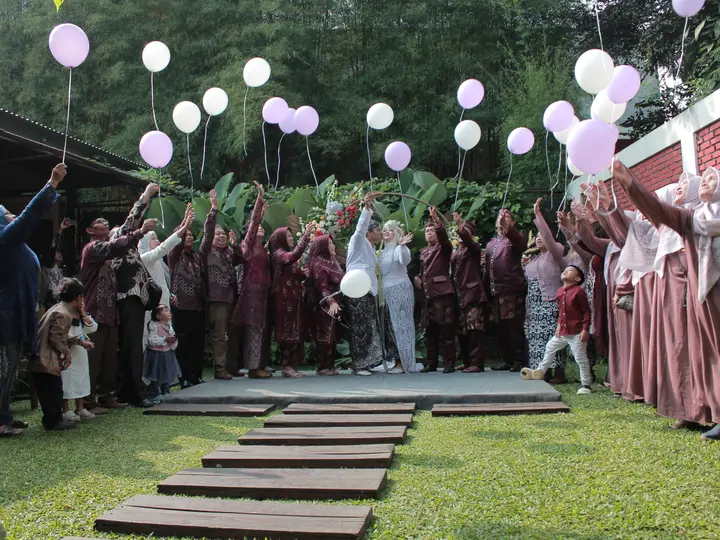 Momen pelepasan balon bersama keluarga dan tamu di area outdoor Kanaya