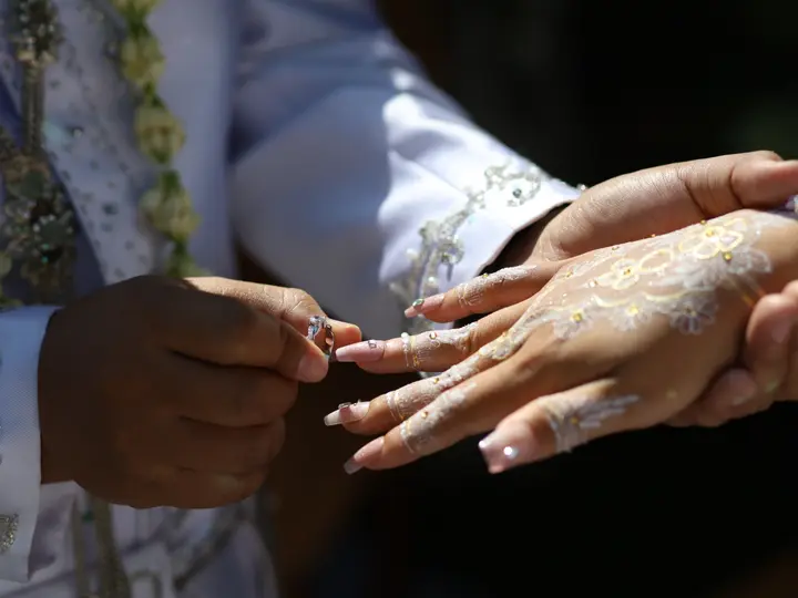 Detail prosesi penyematan cincin pernikahan pengantin