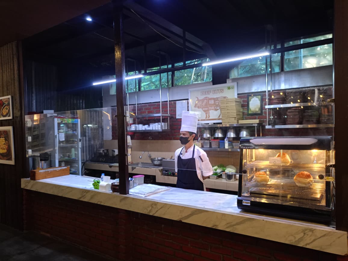 Chef Kanaya menyiapkan hidangan segar di open kitchen