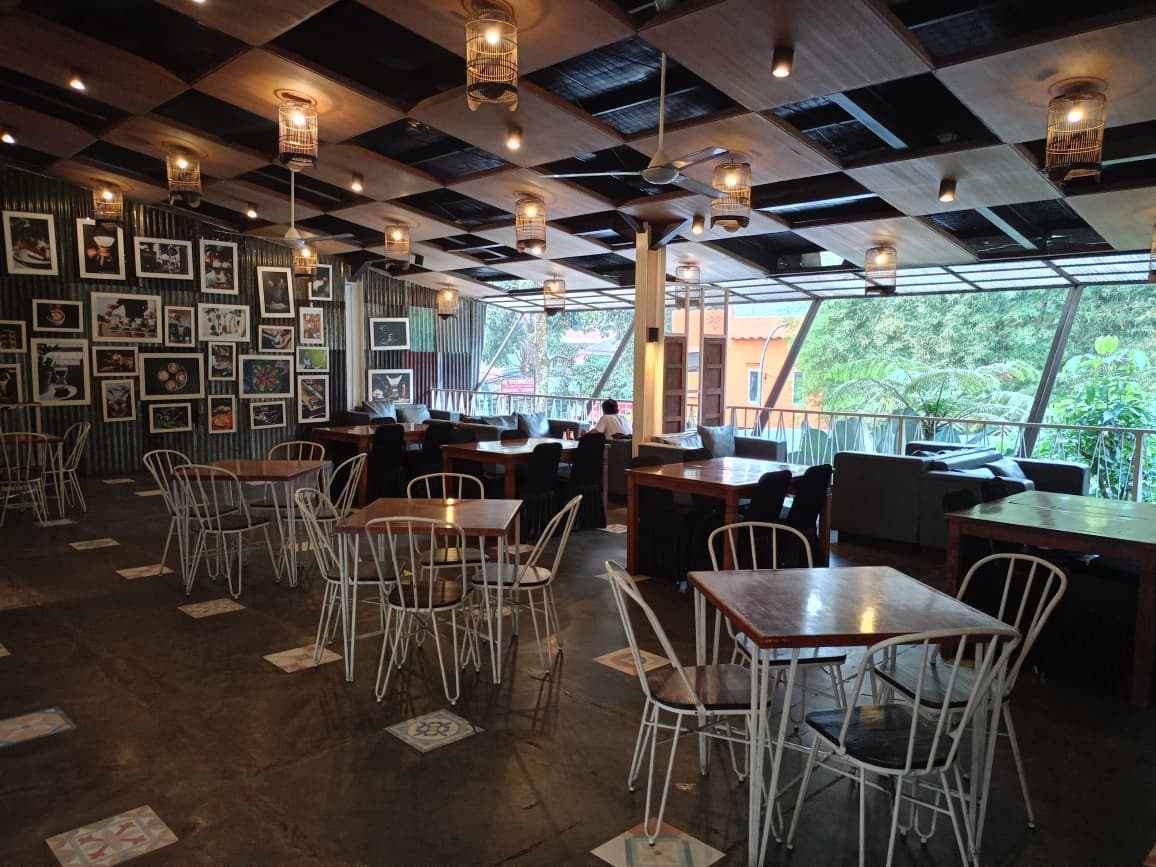 Suasana area makan indoor Kanaya Resto & Café