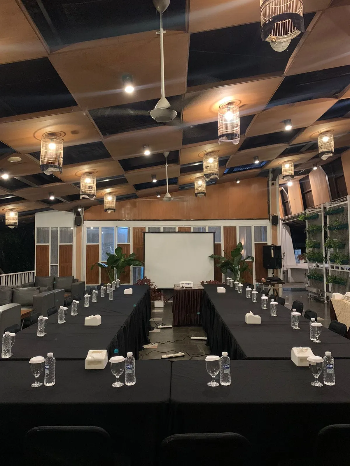 Penataan ruang rapat dan event di Kanaya Resto & Café, lengkap dengan meja panjang dan proyektor