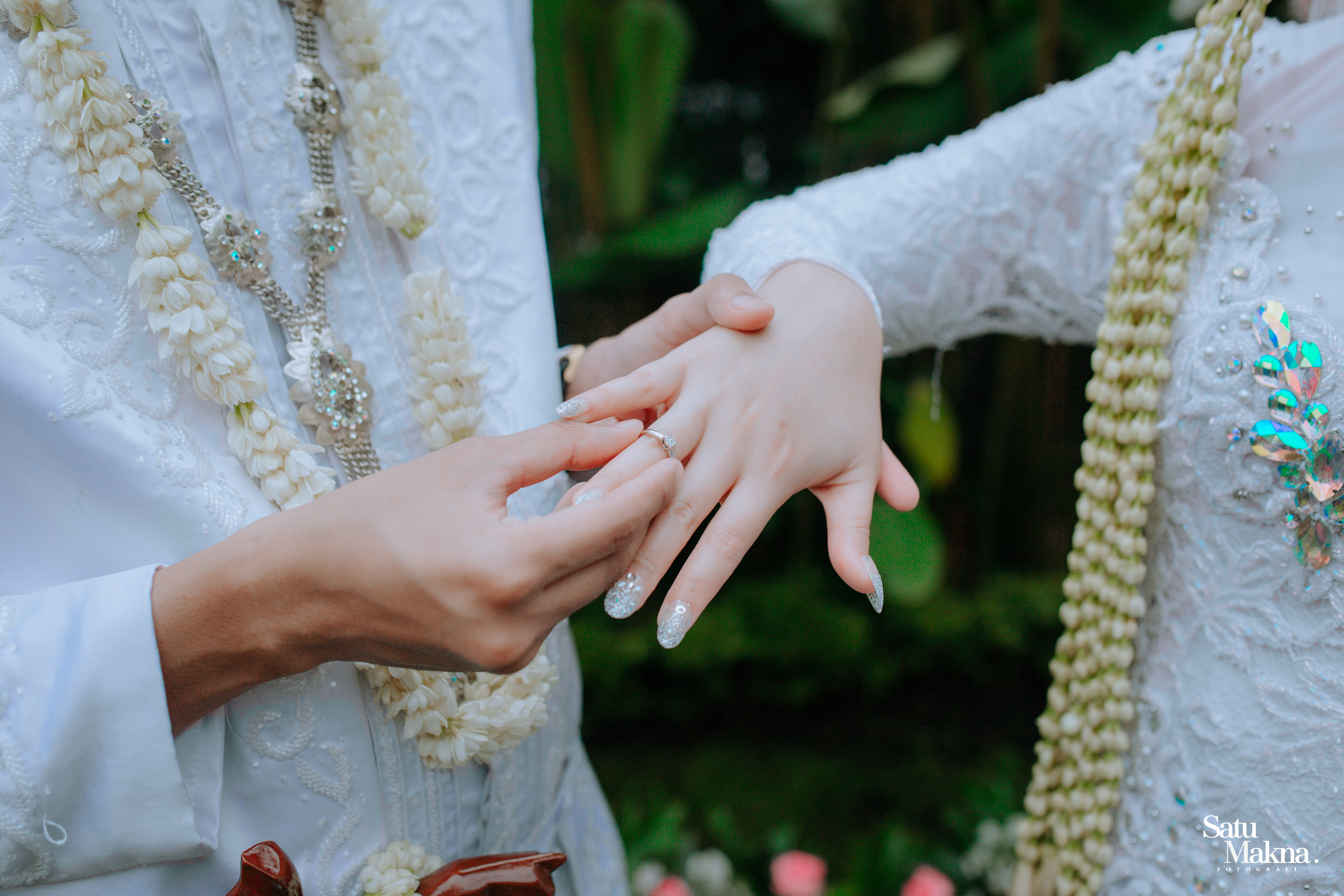 Momen tukar cincin pernikahan di Kanaya Wedding Venue